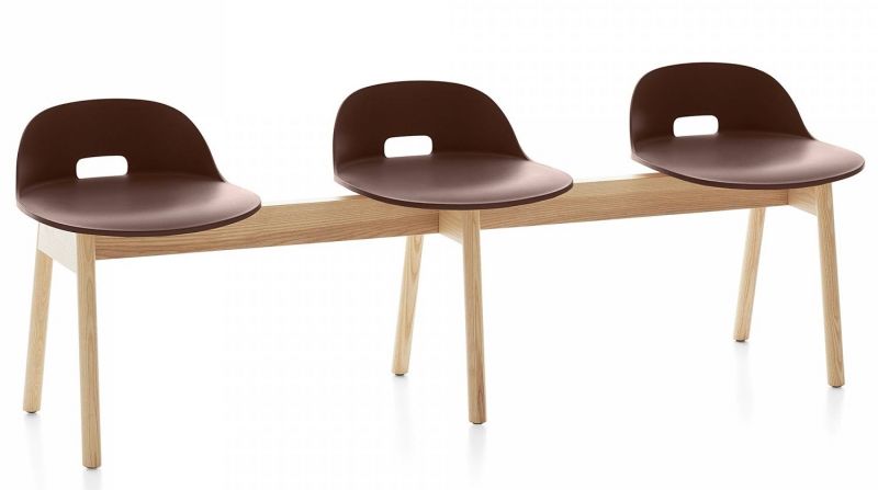 Alfi Bank mit drei Sitzen in Dunkelbraun. Moderne Sitzbank mit niedrigem Rücken und Holzgestell.